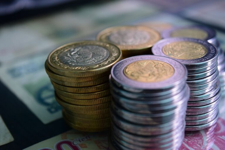 Egymásra rakott érmék és bankjegyek – vagyonadó téma